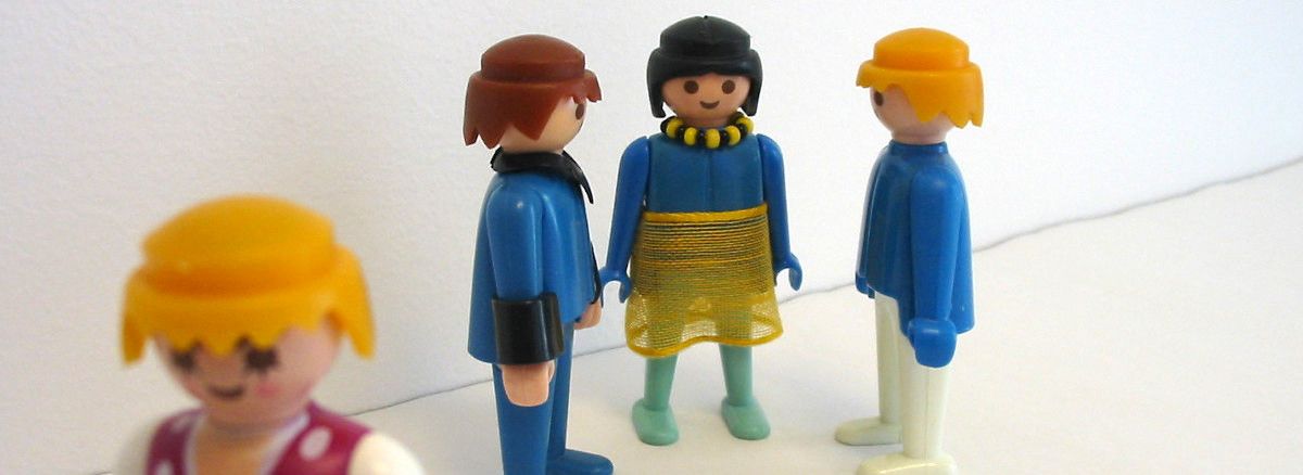 Figurenaufstellung am Tisch