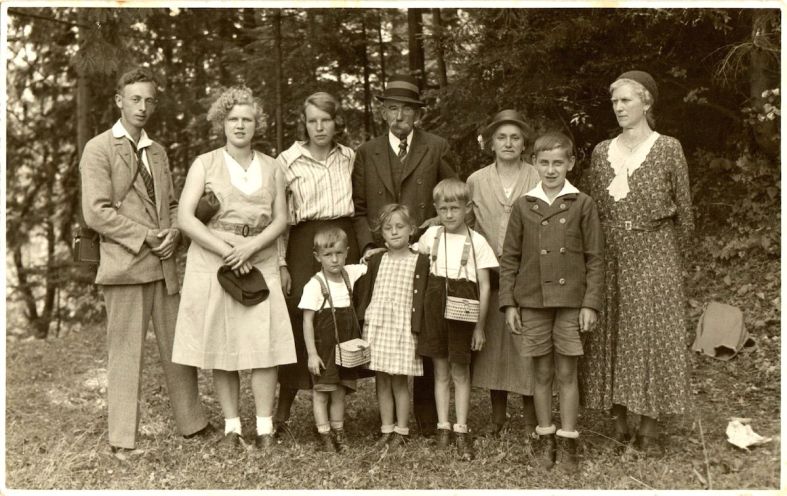 Historisches Familienfoto in Schwarz/Weiß mit dem Fotografen dazugestellt